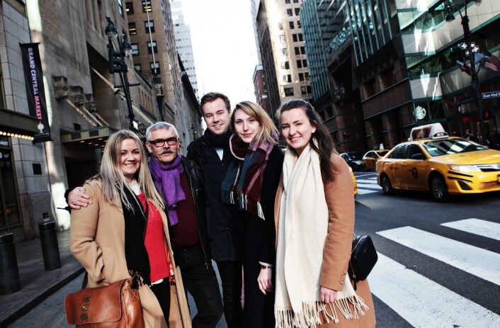 Arrangørene av turen til New York ønsker at NTNU-studentene skal tenke globalt. Fra<br />høyre: Leder i Spark NTNU, Trine Høstmark Solhaug, Kristine Fredriksen (Kjeldsberg),<br />Jørgen Veiby (Spark NTNU), Jan Onarheim (Spark NTNU) og Synne Marie Sollie. Foto: Anders Kjøllesdal Arrangørene av turen til New York ønsker at NTNU-studentene skal tenke globalt. Fra<br />høyre: Leder i Spark NTNU, Trine Høstmark Solhaug, Kristine Fredriksen (Kjeldsberg),<br />Jørgen Veiby (Spark NTNU), Jan Onarheim (Spark NTNU) og Synne Marie Sollie. Foto: Anders Kjøllesdal