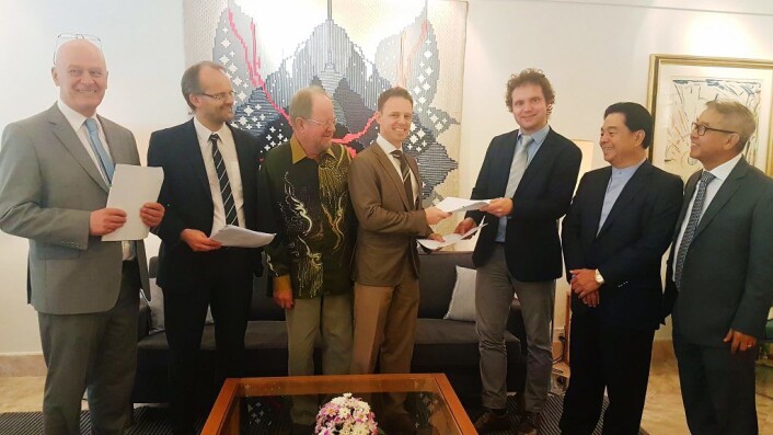 Henrik von Schlanbusch (med håndtrykk t.h) blir daglig leder i Rayvn. Foto: Privat Henrik von Schlanbusch (med håndtrykk t.h) blir daglig leder i Rayvn. Foto: Privat