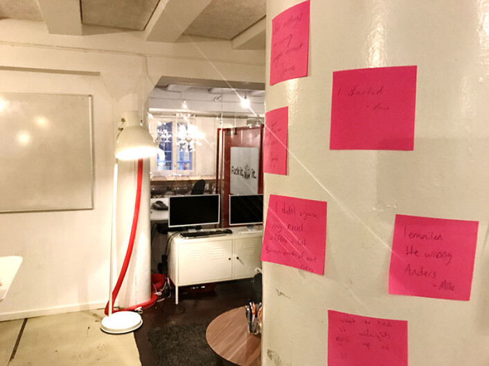 Relink har sin egen "fuck up"-vegg der de henger opp påminnelser om feil de har gjort. Relink har sin egen "fuck up"-vegg der de henger opp påminnelser om feil de har gjort.