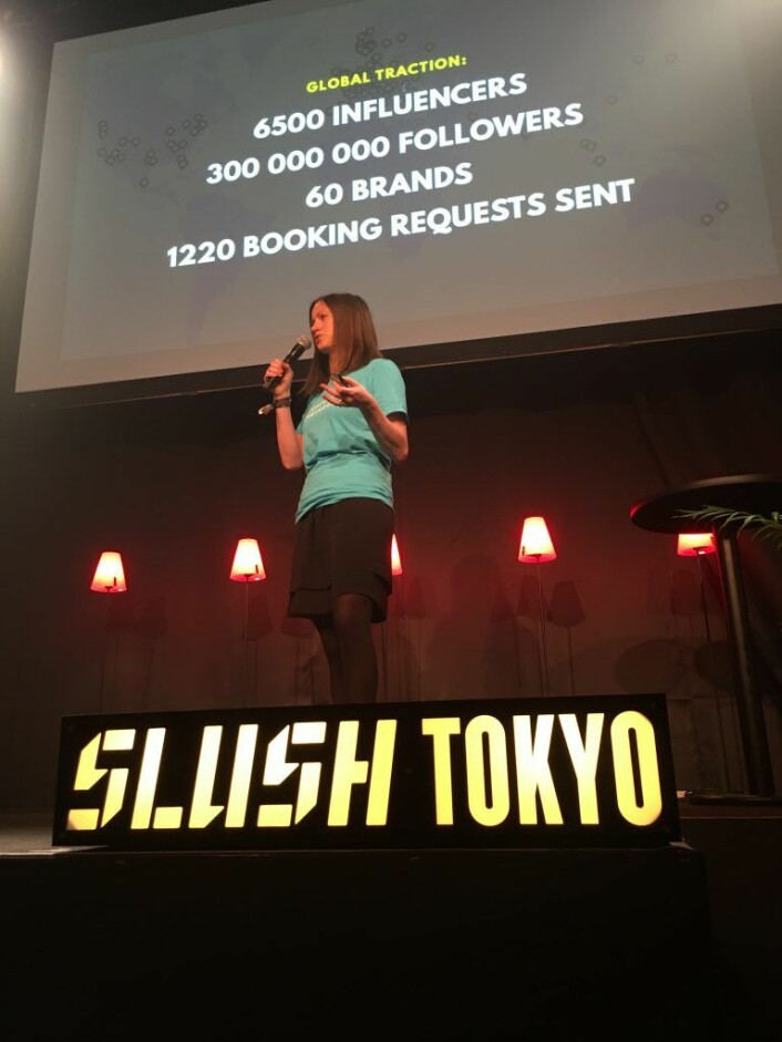  Marie Mostad pitchet oppdaterte tall foran publikum på Slush. Foto: Slush Media
