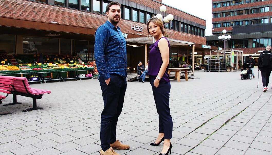 Yasir Akdeniz og Sonni Christine Jakobsen i mInvoice på Tøyen Torg. Foto: Lars Aamodt Yasir Akdeniz og Sonni Christine Jakobsen i mInvoice på Tøyen Torg. Foto: Lars Aamodt