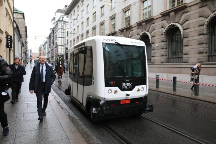 Jonas Gahr Støre og Erna Solberg ankom i sneglefart i en selvkjørende buss. Foto: Lucas H. Weldeghebriel Jonas Gahr Støre og Erna Solberg ankom i sneglefart i en selvkjørende buss. Foto: Lucas H. Weldeghebriel