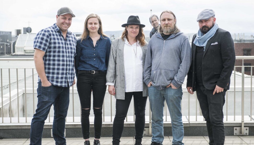 Fra venstre Espen Grimstad - CEO
Agnija Bako - Project Manager
Åste Laberg - Lead Designer
Lukasz Spaczynski - Senior iOs Developer
Ola Einang - Senior Designer
Christian Westerberg Thoresen. Foto: Payr Fra venstre Espen Grimstad - CEO
Agnija Bako - Project Manager
Åste Laberg - Lead Designer
Lukasz Spaczynski - Senior iOs Developer
Ola Einang - Senior Designer
Christian Westerberg Thoresen. Foto: Payr