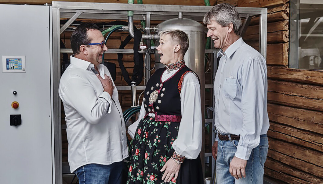 Prototyp: Den første utgaven av N2 Applieds plasmareaktor. F.v. Ferdinand Stempfer (SBI GmbH), Grete Sønsteby (N2 Applied) og Rune Ingels (N2 Applied). Foto: N2 Applied. Prototyp: Den første utgaven av N2 Applieds plasmareaktor. F.v. Ferdinand Stempfer (SBI GmbH), Grete Sønsteby (N2 Applied) og Rune Ingels (N2 Applied). Foto: N2 Applied.