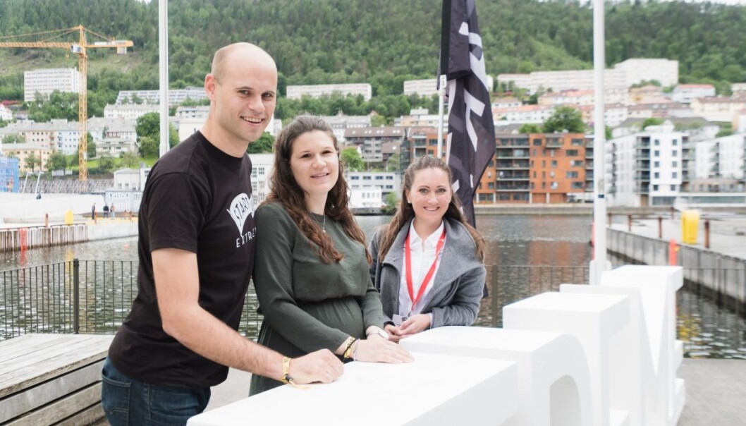 STARTET STARTUP: Knut Wien og Maja Ariaensen er gründerne bak Startup Norway. Kristine Askvik (til høyre) er gründer i weCare og blogger i Shifter. Foto: Dan Taylor, Startup Norway STARTET STARTUP: Knut Wien og Maja Ariaensen er gründerne bak Startup Norway. Kristine Askvik (til høyre) er gründer i weCare og blogger i Shifter. Foto: Dan Taylor, Startup Norway