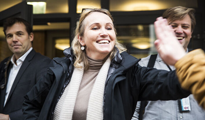 Anne Worsøe i Bakken & Bæck med en "high five" etter et møte på Stortinget. Foto: Per-Ivar Nikolaisen. Anne Worsøe i Bakken & Bæck med en "high five" etter et møte på Stortinget. Foto: Per-Ivar Nikolaisen.