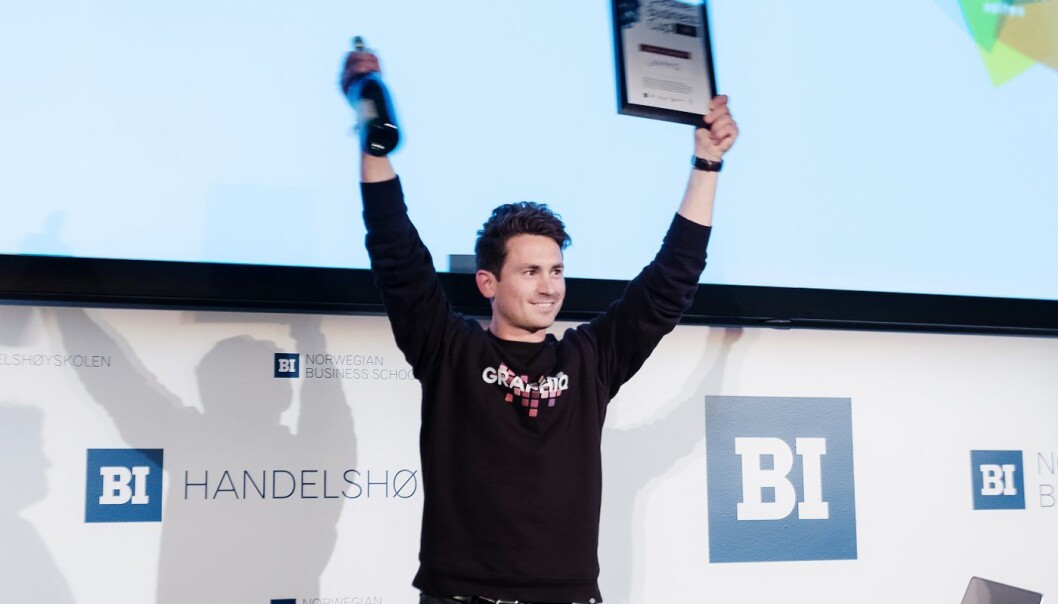 Jakob Palmers i Graphiq da han tok i mot premien som vinner av Creative Business Cup 2017. Foto: Dan Taylor, Dan Taylor Photography Jakob Palmers i Graphiq da han tok i mot premien som vinner av Creative Business Cup 2017. Foto: Dan Taylor, Dan Taylor Photography