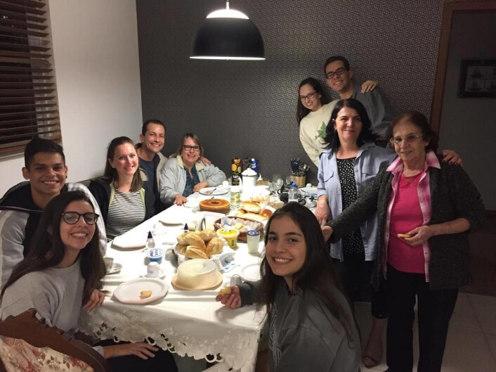 Hjemme hos: Carla (fra venstre), Maurício Augusto, Kristine, Fernando, Ginalva, Fernanda, Clarissa, Gabriel, Selma og bestemor Maria Eny. Hos familien Pimenta bor bestemor fast på gjesterommet. Her er det kaffe, te og kaker søndag kveld. Hjemme hos: Carla (fra venstre), Maurício Augusto, Kristine, Fernando, Ginalva, Fernanda, Clarissa, Gabriel, Selma og bestemor Maria Eny. Hos familien Pimenta bor bestemor fast på gjesterommet. Her er det kaffe, te og kaker søndag kveld.