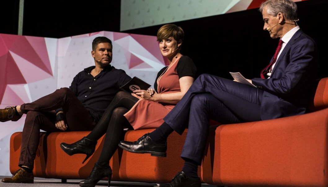 Kjartan Slette gir rødt kort til Jonas Gahr Støre (ap) og Anniken Hauglie (h). Bildet er fra Aftenpostens tech-konferanse i spetember 2016, og viser Kjartan Slette, Veslemøy Østrem i Aftenposten og Jonas Gahr Støre. Foto: Per Ivar Nikolaisen. Kjartan Slette gir rødt kort til Jonas Gahr Støre (ap) og Anniken Hauglie (h). Bildet er fra Aftenpostens tech-konferanse i spetember 2016, og viser Kjartan Slette, Veslemøy Østrem i Aftenposten og Jonas Gahr Støre. Foto: Per Ivar Nikolaisen.