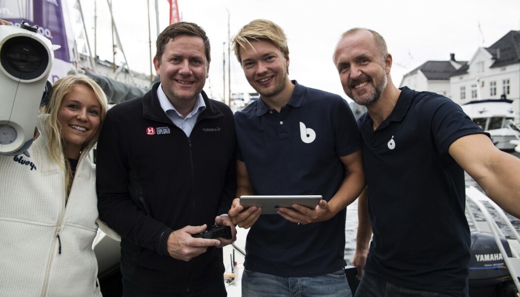 Gründer Christine Spiten, ingeniør Andresas Viggen (nummer 2 fra høyre) og gründer Erik Dyrkoren (t.h.) har funnet tonen med dronen, sammen med Daniel Skjerdam i Hurtigruten (nummer to fra venstre). Foto: Per-Ivar Nikolaisen Gründer Christine Spiten, ingeniør Andresas Viggen (nummer 2 fra høyre) og gründer Erik Dyrkoren (t.h.) har funnet tonen med dronen, sammen med Daniel Skjerdam i Hurtigruten (nummer to fra venstre). Foto: Per-Ivar Nikolaisen