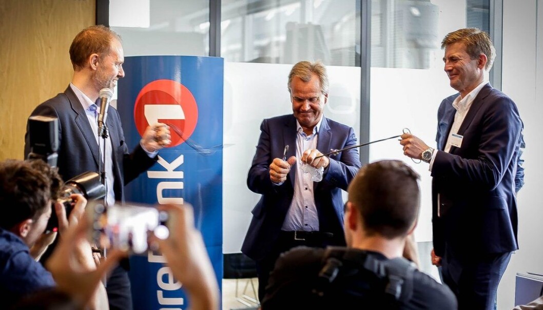 Finn Haugan, konsernsjef i SpareBank 1 SMN, fikk æren av å åpne F3 sammen med kollega Knut EIlif Halgunset og Haakon Skar, daglig leder for NTNU Accel, tidligere i år. En gammel telefonledning gjorde jobben som snor og symbol på teknologiske fremskritt. Foto: Sophie Bergersen. Finn Haugan, konsernsjef i SpareBank 1 SMN, fikk æren av å åpne F3 sammen med kollega Knut EIlif Halgunset og Haakon Skar, daglig leder for NTNU Accel, tidligere i år. En gammel telefonledning gjorde jobben som snor og symbol på teknologiske fremskritt. Foto: Sophie Bergersen.