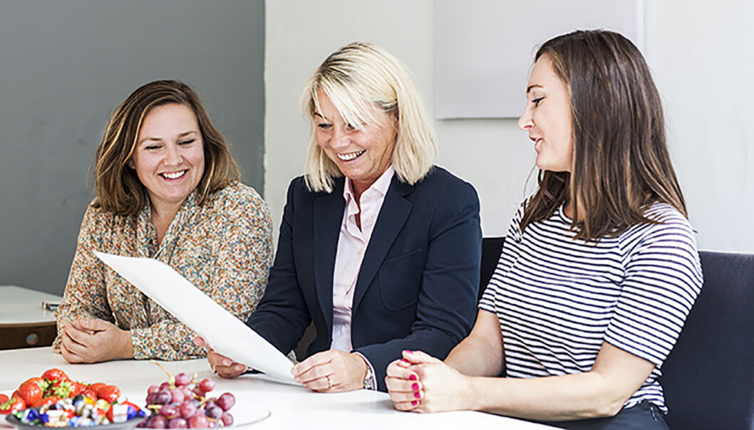 Silje Katrine Robinson (t.v.) og Kristine Askvik (t.h.) fikk besøk av næringsminister Monica Mæland. Foto: WeCare Silje Katrine Robinson (t.v.) og Kristine Askvik (t.h.) fikk besøk av næringsminister Monica Mæland. Foto: WeCare