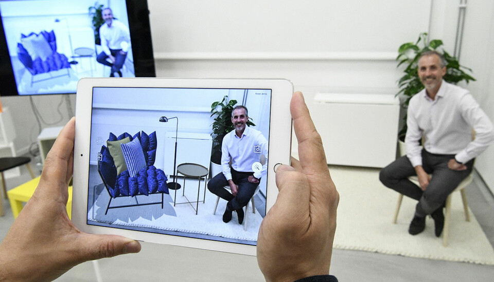 Inter Ikeas sjef, Torbjörn Lööf, fotografert sittende på en ekte stol 
med et virtuelt bord og diverse annet ved siden av.Foto: Johan Nilsson / TT