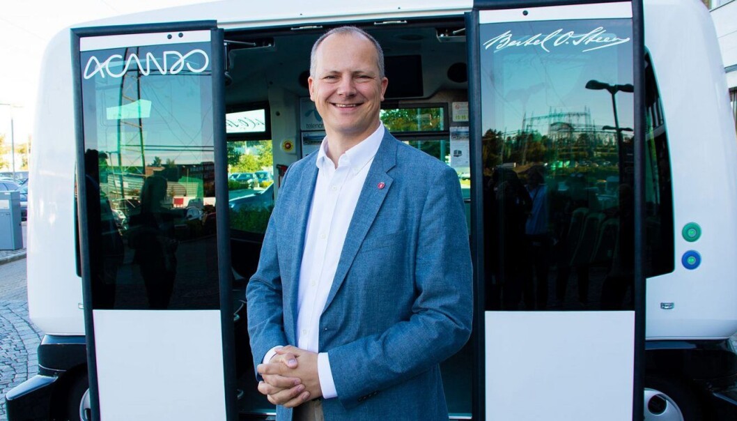 Samferdselsminister Ketil Solvik Olsen foran en selvkjørende buss. Foto: Tor Livius Midtbø/SD Samferdselsminister Ketil Solvik Olsen foran en selvkjørende buss. Foto: Tor Livius Midtbø/SD
