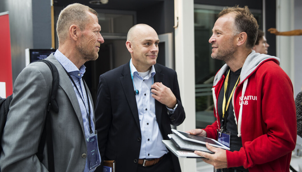 Ove Fredheim og Bjørn Ivar Moen i Telenor i samtale med partner Per Einar Dybvik på StartupLab i forkant av lanseringen av de nye reglene for startupsamarbeid. Ove Fredheim og Bjørn Ivar Moen i Telenor i samtale med partner Per Einar Dybvik på StartupLab i forkant av lanseringen av de nye reglene for startupsamarbeid.