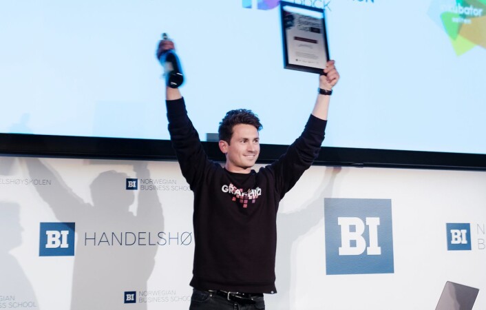 Jakob Palmers i Graphiq da han tok i mot premien som vinner av Creative Business Cup 2017. Foto: Dan Taylor, Dan Taylor Photography Jakob Palmers i Graphiq da han tok i mot premien som vinner av Creative Business Cup 2017. Foto: Dan Taylor, Dan Taylor Photography