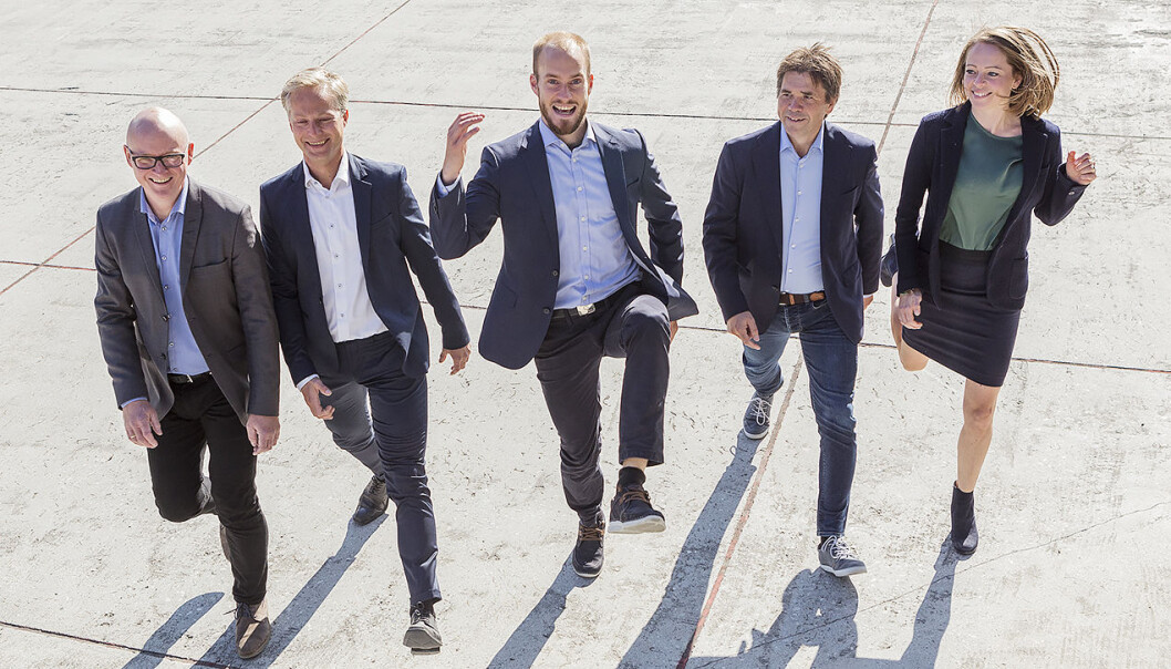 Rune Bjerke (f.v.), Morten Frøseth, Sven Jørund Kolstø, Jan Biti og Eli Grong Aursand i CoFounder er inne i Wavefoil. Foto: CoFounder Rune Bjerke (f.v.), Morten Frøseth, Sven Jørund Kolstø, Jan Biti og Eli Grong Aursand i CoFounder er inne i Wavefoil. Foto: CoFounder