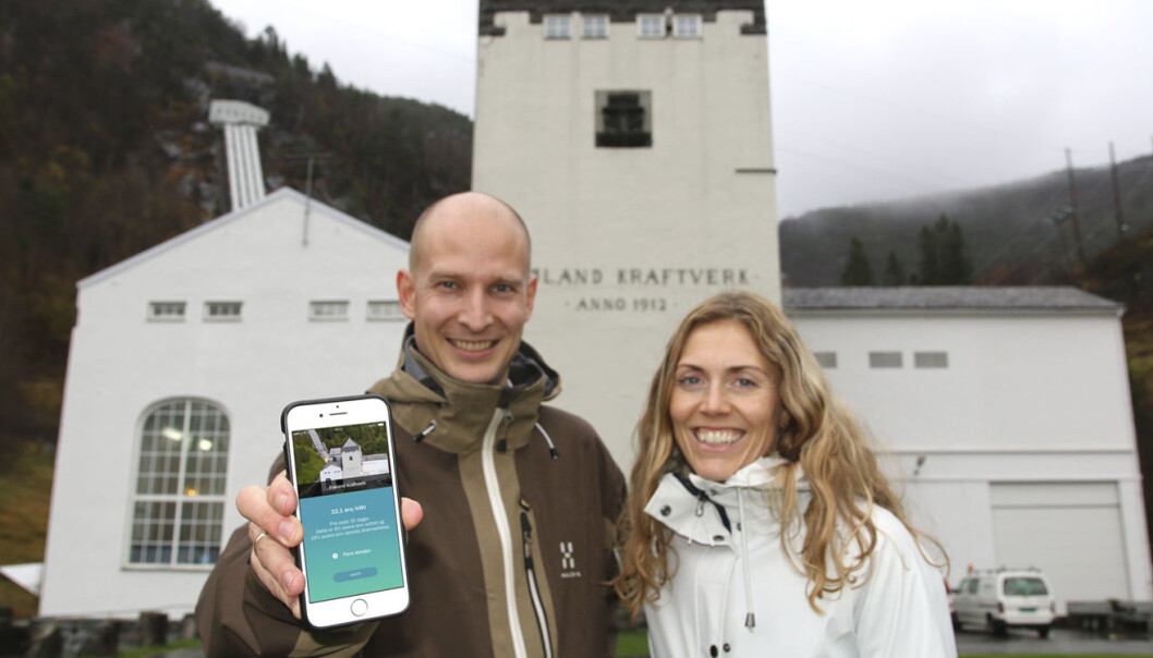 Tibber har lansert en heldigital strømtjeneste. Daglig leder for BKK Grønn Invest, Monica Inde Zsak, og daglig leder for Tibber, Edgeir Vårdal Aksnes viser frem den nye strømappen. I bakgrunnen ser man Frøland kraftverk i Samnanger kommune, et av kraftverkene i BKK. Foto: Jørgen Steffensen Tibber har lansert en heldigital strømtjeneste. Daglig leder for BKK Grønn Invest, Monica Inde Zsak, og daglig leder for Tibber, Edgeir Vårdal Aksnes viser frem den nye strømappen. I bakgrunnen ser man Frøland kraftverk i Samnanger kommune, et av kraftverkene i BKK. Foto: Jørgen Steffensen