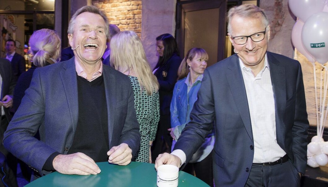 Rune Bjerke (t.h), konsernsjef i DNB og påtroppende styreleder i Vipps, og Finn Haugan, konsernsjef i SpareBank 1 SMN på vegne av SpareBank 1-alliansen tidligere i år, da det ble klart at flere banker satser sammen på Vipps. Litt senere på året var det klart at Vipps, BankID og BankAxept slås sammen. Foto: Gorm Kallestad / NTB scanpix Rune Bjerke (t.h), konsernsjef i DNB og påtroppende styreleder i Vipps, og Finn Haugan, konsernsjef i SpareBank 1 SMN på vegne av SpareBank 1-alliansen tidligere i år, da det ble klart at flere banker satser sammen på Vipps. Litt senere på året var det klart at Vipps, BankID og BankAxept slås sammen. Foto: Gorm Kallestad / NTB scanpix