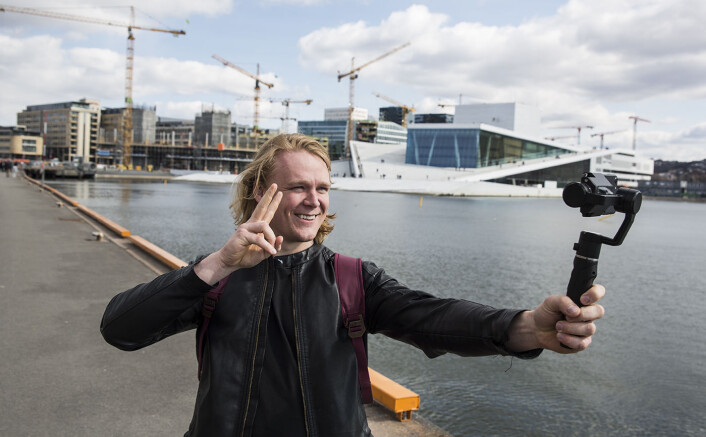 Didrik Dege Dimmen i Flowmotion bruker stabilisatoren selskapet har utviklet, og tar en selfie. Foto: Per-Ivar Nikolaisen Didrik Dege Dimmen i Flowmotion bruker stabilisatoren selskapet har utviklet, og tar en selfie. Foto: Per-Ivar Nikolaisen