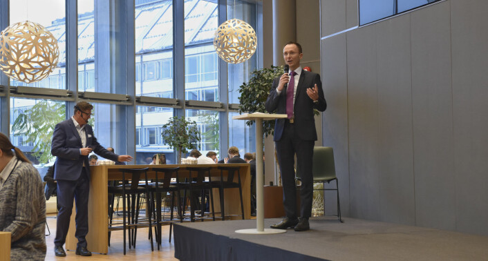 Konserndirektør for bedriftsmarked i Nordea Norge, Brynjolv Anke, står på scenen i Nordeas kantine, i minuttene etter lanseringen av stillingsannonsen der selskapet søker etter en gründer med store ambisjoner. I bakgrunnen står Paal Sprakehaug, markedsdirektør i Nordea Norge. Foto: Benedicte Tandsæther-Andersen Konserndirektør for bedriftsmarked i Nordea Norge, Brynjolv Anke, står på scenen i Nordeas kantine, i minuttene etter lanseringen av stillingsannonsen der selskapet søker etter en gründer med store ambisjoner. I bakgrunnen står Paal Sprakehaug, markedsdirektør i Nordea Norge. Foto: Benedicte Tandsæther-Andersen