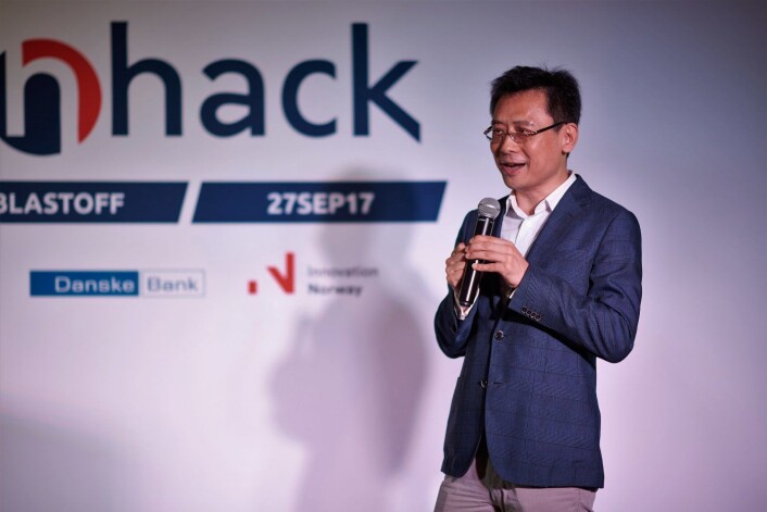 John Liu, co-manager i nHack, hjelper Wiral. Photo: Shanghai Yunhan Event / Aleksandar Carevic John Liu, co-manager i nHack, hjelper Wiral. Photo: Shanghai Yunhan Event / Aleksandar Carevic