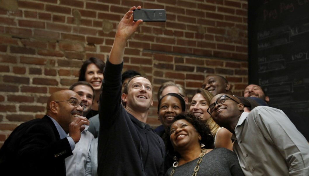 Facebook CEO Mark Zuckerberg tar en selfie med en grüppe entreprenører ved Cortex Innovation Community technology hub. Foto: AP Photo/Jeff Roberson Facebook CEO Mark Zuckerberg tar en selfie med en grüppe entreprenører ved Cortex Innovation Community technology hub. Foto: AP Photo/Jeff Roberson