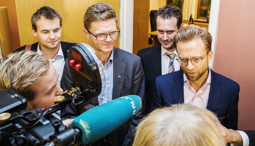 De finanspolitiske talsmennene f.v.: Kjell Ingolf Ropstad (KrF), Terje Breivik (V), Helge André Njåstad (Frp) og Nicolai Astrup (H) snakker med pressekorpset etter budsjettforhandlingene i statsrådsalen i Stortinget onsdag.
Foto: Håkon Mosvold Larsen / NTB scanpix De finanspolitiske talsmennene f.v.: Kjell Ingolf Ropstad (KrF), Terje Breivik (V), Helge André Njåstad (Frp) og Nicolai Astrup (H) snakker med pressekorpset etter budsjettforhandlingene i statsrådsalen i Stortinget onsdag.
Foto: Håkon Mosvold Larsen / NTB scanpix