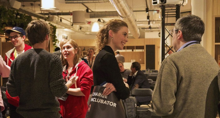 Anne Marte Lehne Just fra Charge Inclubator snakker med en av dem som hadde møtt opp til et foredrag der inkubatorer fortalte om sine tilbud til startups. I bakgrunnen står Henry Williams (StartupLab) og Thea Martine Aalen Wiig (OsloTech) fra Startuplab ved Forskningsparken. Foto: Benedicte Tandsæther-Andersen Anne Marte Lehne Just fra Charge Inclubator snakker med en av dem som hadde møtt opp til et foredrag der inkubatorer fortalte om sine tilbud til startups. I bakgrunnen står Henry Williams (StartupLab) og Thea Martine Aalen Wiig (OsloTech) fra Startuplab ved Forskningsparken. Foto: Benedicte Tandsæther-Andersen
