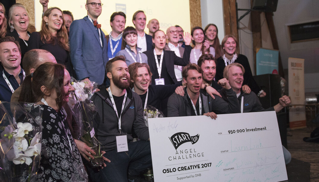 Gründerne fra Learnlink i front -- med pengepremien -- i etterkant av kåringen. I bakgrunnen og på siden sees gründere fra de andre startupene, og investorene som avgjorde hvem som skulle vinne. Foto: Benedicte Tandsæther-Andersen Gründerne fra Learnlink i front -- med pengepremien -- i etterkant av kåringen. I bakgrunnen og på siden sees gründere fra de andre startupene, og investorene som avgjorde hvem som skulle vinne. Foto: Benedicte Tandsæther-Andersen