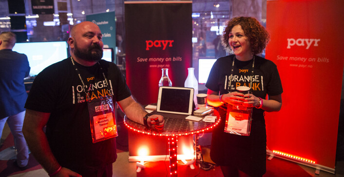 Christian Westerberg Thoresen og Yvonne Groven Edseth med sine oransje farge på stand under Slush-konferansen. Foto: Per-Ivar Nikolaisen Christian Westerberg Thoresen og Yvonne Groven Edseth med sine oransje farge på stand under Slush-konferansen. Foto: Per-Ivar Nikolaisen