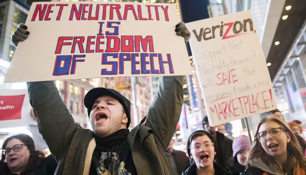Demonstranter for nettnøytralitet, utenfor Verizons kontoret i New York tidligere i desember. Foto: AP/ Mary Altaffer) Demonstranter for nettnøytralitet, utenfor Verizons kontoret i New York tidligere i desember. Foto: AP/ Mary Altaffer)