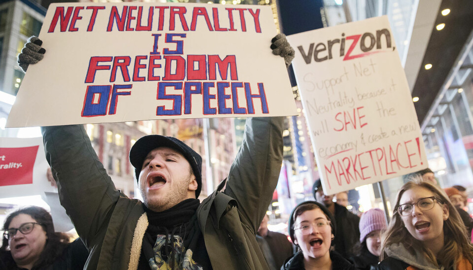Demonstranter for nettnøytralitet, utenfor Verizons kontoret i New York tidligere i desember. Foto: AP/ Mary Altaffer)
