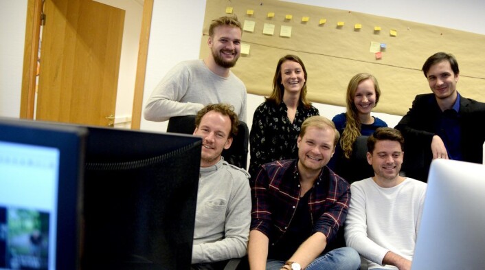 Vio-staben vil at abonnementer på digitale aviser skal ligge under juletrær i de tusen hjem i år. Fra venstre: CTO Simen Sægrov, CEO Agnes Dyvik, innholdsansvarlig Miriam Øyna, utvikler Nikolai Bakhanov. Foran, fra venstre: kommersielt ansvarlig Marcus Soknes, COO André Sebastian Værness-Wold og digitaldesigner Ørjan Windsland. Foto: Gard Michalsen Vio-staben vil at abonnementer på digitale aviser skal ligge under juletrær i de tusen hjem i år. Fra venstre: CTO Simen Sægrov, CEO Agnes Dyvik, innholdsansvarlig Miriam Øyna, utvikler Nikolai Bakhanov. Foran, fra venstre: kommersielt ansvarlig Marcus Soknes, COO André Sebastian Værness-Wold og digitaldesigner Ørjan Windsland. Foto: Gard Michalsen