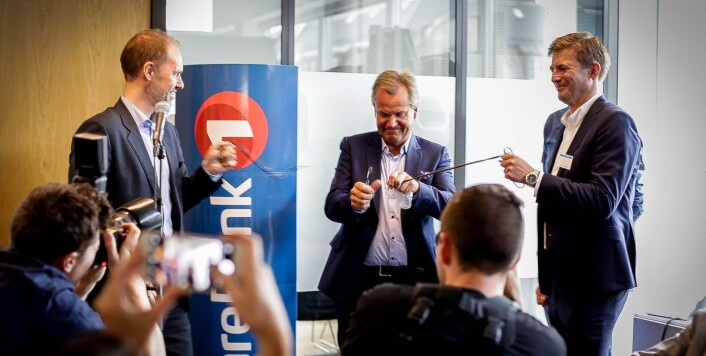 Finn Haugan, konsernsjef i SpareBank 1 SMN, fikk æren av å åpne F3 sammen med kollega Knut EIlif Halgunset og Haakon Skar, daglig leder for NTNU Accel, tidligere i år. En gammel telefonledning gjorde jobben som snor og symbol på teknologiske fremskritt. Foto: Sophie Bergersen. Finn Haugan, konsernsjef i SpareBank 1 SMN, fikk æren av å åpne F3 sammen med kollega Knut EIlif Halgunset og Haakon Skar, daglig leder for NTNU Accel, tidligere i år. En gammel telefonledning gjorde jobben som snor og symbol på teknologiske fremskritt. Foto: Sophie Bergersen.