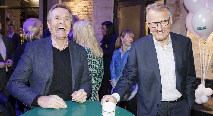 Samarbeid er i vinden: Rune Bjerke (t.h), konsernsjef i DNB og påtroppende styreleder i Vipps, og Finn Haugan, konsernsjef i SpareBank 1 SMN på vegne av SpareBank 1-alliansen tidligere i år, da det ble klart at flere banker satser sammen på Vipps. Litt senere på året var det klart at Vipps, BankID og BankAxept slås sammen. Foto: Gorm Kallestad / NTB scanpix Samarbeid er i vinden: Rune Bjerke (t.h), konsernsjef i DNB og påtroppende styreleder i Vipps, og Finn Haugan, konsernsjef i SpareBank 1 SMN på vegne av SpareBank 1-alliansen tidligere i år, da det ble klart at flere banker satser sammen på Vipps. Litt senere på året var det klart at Vipps, BankID og BankAxept slås sammen. Foto: Gorm Kallestad / NTB scanpix