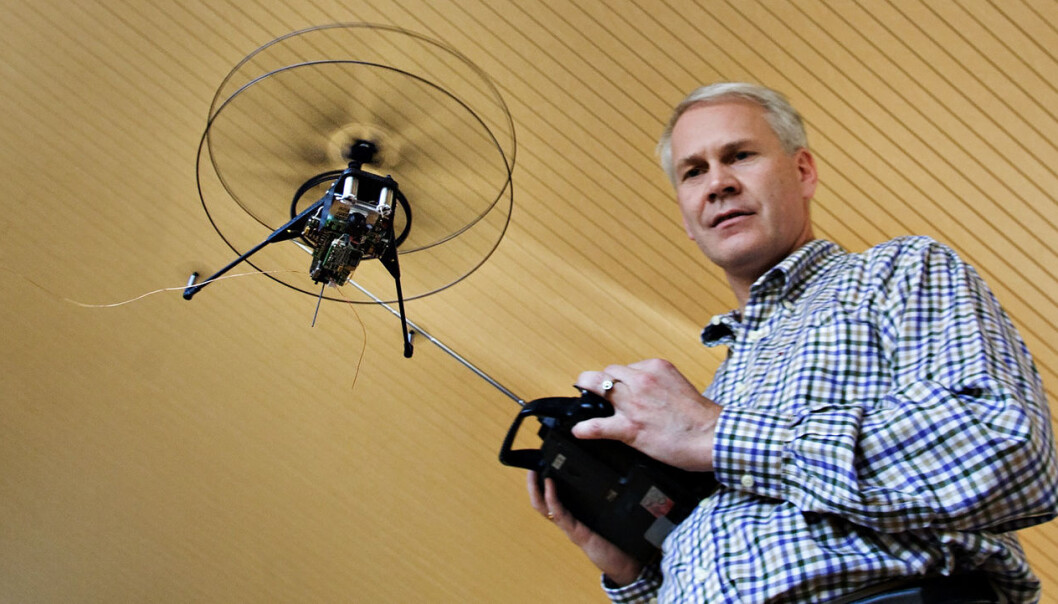 Petter Muren og Prox Dynamics fikk raskt oppmerksomhet for sine fjærlette helikoptre. Her fra da Aftenposten besøkte dem i 2008, for å se på det som trolig var minste batteridrevne radiostyrte helikopter som veide 0,9 gram. Foto: Olav Urdahl, Aftenposten/Scanpix Petter Muren og Prox Dynamics fikk raskt oppmerksomhet for sine fjærlette helikoptre. Her fra da Aftenposten besøkte dem i 2008, for å se på det som trolig var minste batteridrevne radiostyrte helikopter som veide 0,9 gram. Foto: Olav Urdahl, Aftenposten/Scanpix