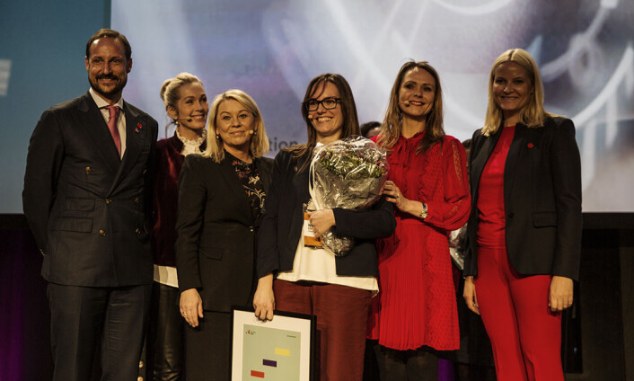 Nuria Espallargas, Seram Coatings, omflakket av ministere, kronprinsparet og en sjef i Innovasjon Norge. Foto: Per-Ivar Nikolaisen Nuria Espallargas, Seram Coatings, omflakket av ministere, kronprinsparet og en sjef i Innovasjon Norge. Foto: Per-Ivar Nikolaisen