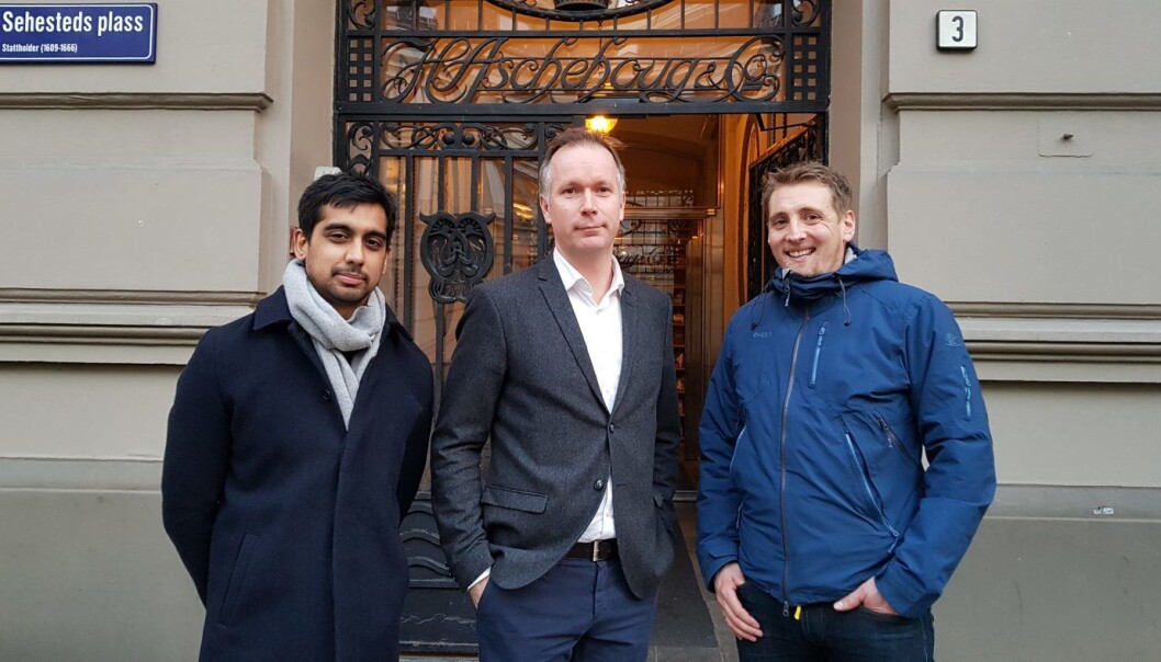 (f.v) Vineet Sharma, daglig leder i Kikora, Anders Kvamme, utviklingsdirektør i Aschehoug og Anders Baumberger, redaktør i Kikora. Foto: Kikora. (f.v) Vineet Sharma, daglig leder i Kikora, Anders Kvamme, utviklingsdirektør i Aschehoug og Anders Baumberger, redaktør i Kikora. Foto: Kikora.