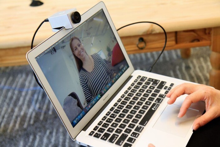 LITE OG MOBILT: Huddly-kameraet er lite, hendig og har en synsvinkel på 120 grader. Her tester salgs og markedsdirektør Heidi Frost Eriksen sitt eget kamera.Foto: Lucas H. Weldeghebriel LITE OG MOBILT: Huddly-kameraet er lite, hendig og har en synsvinkel på 120 grader. Her tester salgs og markedsdirektør Heidi Frost Eriksen sitt eget kamera.Foto: Lucas H. Weldeghebriel