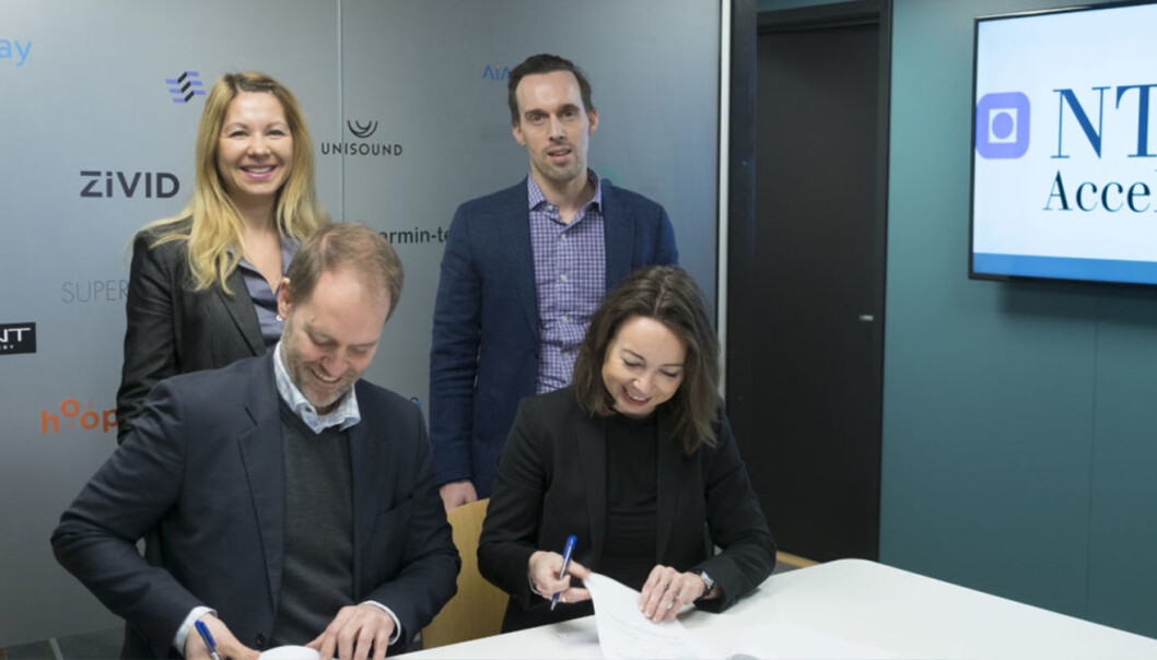Katja Samara (Head of Partner Innovation Program) fra NTNU Accel og Thomas Andre Åsvang Karlsen (salgsdirektør) fra Atea står bak Haakon Skar (daglig leder) fra NTNU og Tonje Eskeland Foss, (regionsdirektør) fra Atea, mens de signerer kontrakten for samarbeidet om innovasjon og gründerskap. Foto: Atea Katja Samara (Head of Partner Innovation Program) fra NTNU Accel og Thomas Andre Åsvang Karlsen (salgsdirektør) fra Atea står bak Haakon Skar (daglig leder) fra NTNU og Tonje Eskeland Foss, (regionsdirektør) fra Atea, mens de signerer kontrakten for samarbeidet om innovasjon og gründerskap. Foto: Atea