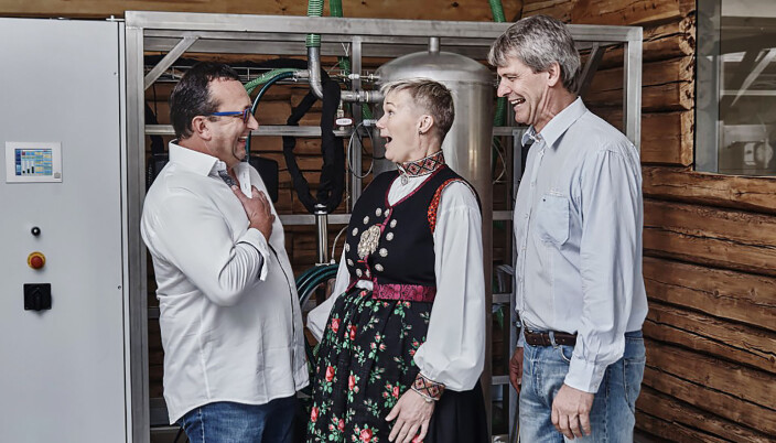 Gründerne Grete Sønsteby og Rune Ingels foran en av de første prototypene av N2 Applieds plasmareaktor. Til vesntre Ferdinand Stempfer fra SBI GmbH, Gründerne Grete Sønsteby og Rune Ingels foran en av de første prototypene av N2 Applieds plasmareaktor. Til vesntre Ferdinand Stempfer fra SBI GmbH,