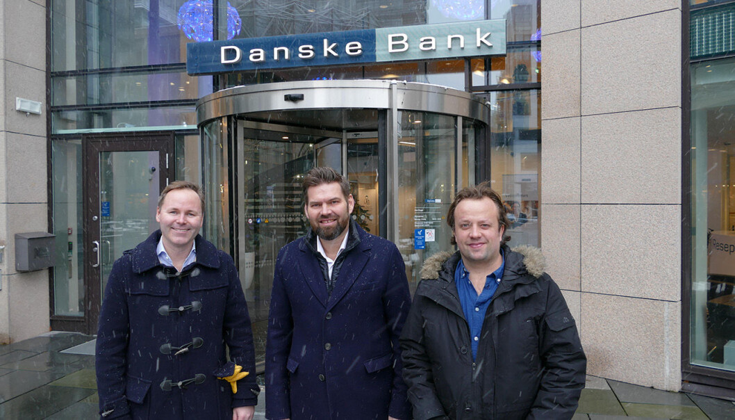 Bizbot -- Øyvind Pedersen og Didrik Martens på hver side av Steinar Nielsen i Danske Bank -- startupens første storkunde. Bizbot -- Øyvind Pedersen og Didrik Martens på hver side av Steinar Nielsen i Danske Bank -- startupens første storkunde.