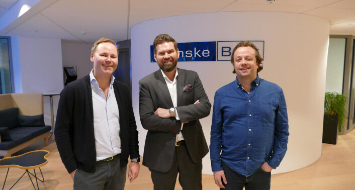 Bizbot -- Øyvind Pedersen og Didrik Martens på hver side av Danske Banks Steinar Nielsen -- har sikret en avtale med Danske Bank, mindre enn et år etter at Bizbot ble etablert. Bizbot -- Øyvind Pedersen og Didrik Martens på hver side av Danske Banks Steinar Nielsen -- har sikret en avtale med Danske Bank, mindre enn et år etter at Bizbot ble etablert.