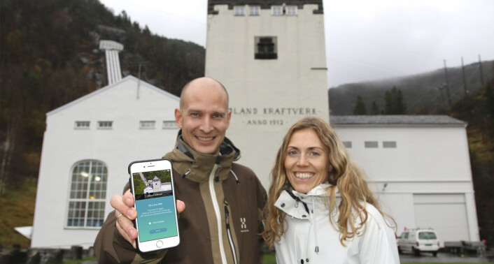 Tibber har lansert en heldigital strømtjeneste. Daglig leder for BKK Grønn Invest, Monica Inde Zsak, og daglig leder for Tibber, Edgeir Vårdal Aksnes viser frem den nye strømappen. I bakgrunnen ser man Frøland kraftverk i Samnanger kommune, et av kraftverkene i BKK. Foto: Jørgen Steffensen Tibber har lansert en heldigital strømtjeneste. Daglig leder for BKK Grønn Invest, Monica Inde Zsak, og daglig leder for Tibber, Edgeir Vårdal Aksnes viser frem den nye strømappen. I bakgrunnen ser man Frøland kraftverk i Samnanger kommune, et av kraftverkene i BKK. Foto: Jørgen Steffensen