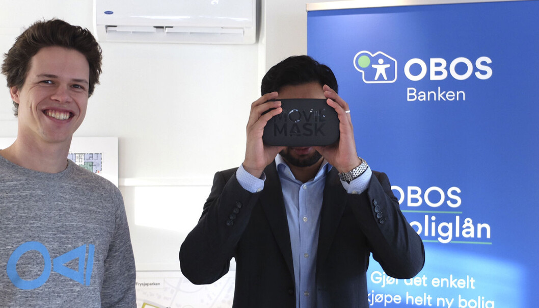En av de fremmøtte bruker MovieMask for å se på Obos sin nye leilighet, som er digitalisert av Oxyvisuals. Eirik Wahlstrøm står ved siden av. Foto: MovieMask En av de fremmøtte bruker MovieMask for å se på Obos sin nye leilighet, som er digitalisert av Oxyvisuals. Eirik Wahlstrøm står ved siden av. Foto: MovieMask