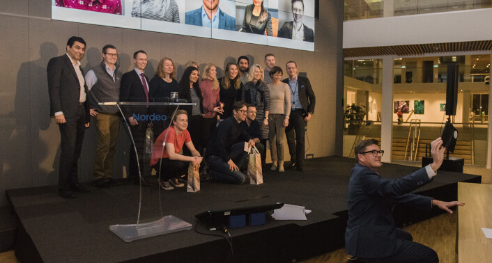 Juryen og finalistene i Nordeas gründerkåring poserer for en selfie sammen med Nordeas markedsdirektør, Paal Sprakehaug. Markedsføring og synlighet i sosiale medier var ett av kriteriene startupene ble målt på. Foto: Benedicte Tandsæther-Andersen Juryen og finalistene i Nordeas gründerkåring poserer for en selfie sammen med Nordeas markedsdirektør, Paal Sprakehaug. Markedsføring og synlighet i sosiale medier var ett av kriteriene startupene ble målt på. Foto: Benedicte Tandsæther-Andersen