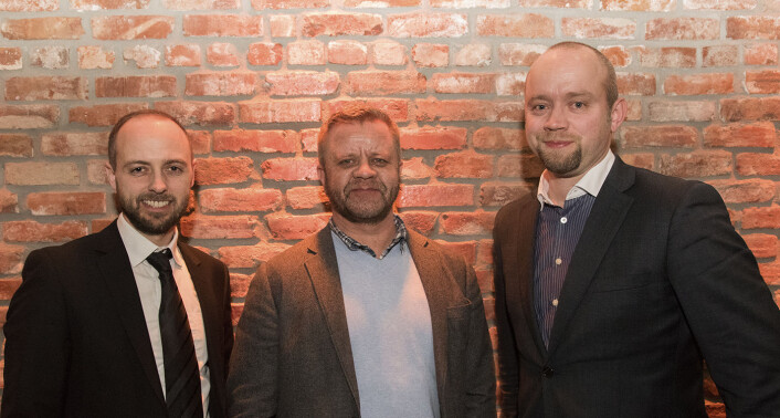 Teamet bak Motitech -- salgs- og administrasjonssjef Torbjørn Langeland, seniorrådgiver Roald Kvam og daglig leder Jon Ingar Kjenes -- fotografert i forkant av presentasjonen der den britiske hertugen skulle prøve MOTiview-sykkelen. Foto: Benedicte Tandsæther-Andersen Teamet bak Motitech -- salgs- og administrasjonssjef Torbjørn Langeland, seniorrådgiver Roald Kvam og daglig leder Jon Ingar Kjenes -- fotografert i forkant av presentasjonen der den britiske hertugen skulle prøve MOTiview-sykkelen. Foto: Benedicte Tandsæther-Andersen
