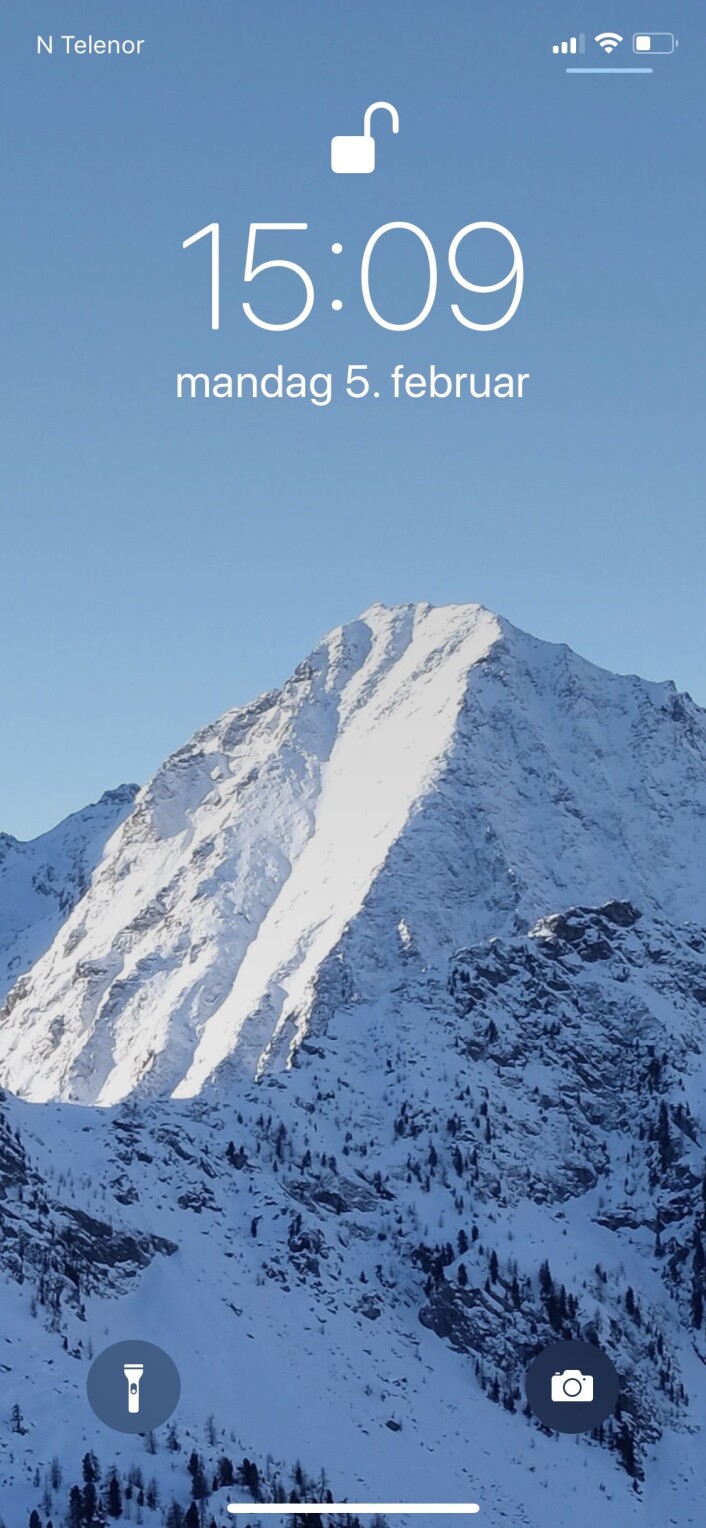 Stein Eggans mobilskjerm viser et fjell i Alpene, fotografert da han var på skitur der i fjor. Stein Eggans mobilskjerm viser et fjell i Alpene, fotografert da han var på skitur der i fjor.