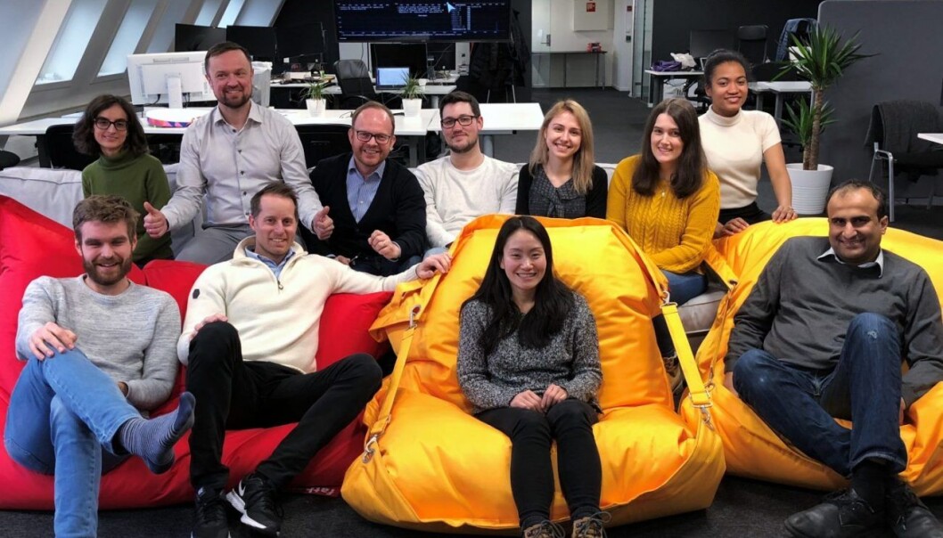 Teamet til BankBridge. Fra venstre bakre rekke: Irene Jimenez, Kristoffer Bang Johansen, Olav Telset, Matthias Dörstel, Galyna Levdokymenko, Monica Garcia, Angelica Dimude
Foran fra venstre: Gudmundur Birkisson, Christoffer Andvig, Yujin Jo, Ammar Iqbal. Foto BankBridge. Teamet til BankBridge. Fra venstre bakre rekke: Irene Jimenez, Kristoffer Bang Johansen, Olav Telset, Matthias Dörstel, Galyna Levdokymenko, Monica Garcia, Angelica Dimude
Foran fra venstre: Gudmundur Birkisson, Christoffer Andvig, Yujin Jo, Ammar Iqbal. Foto BankBridge.